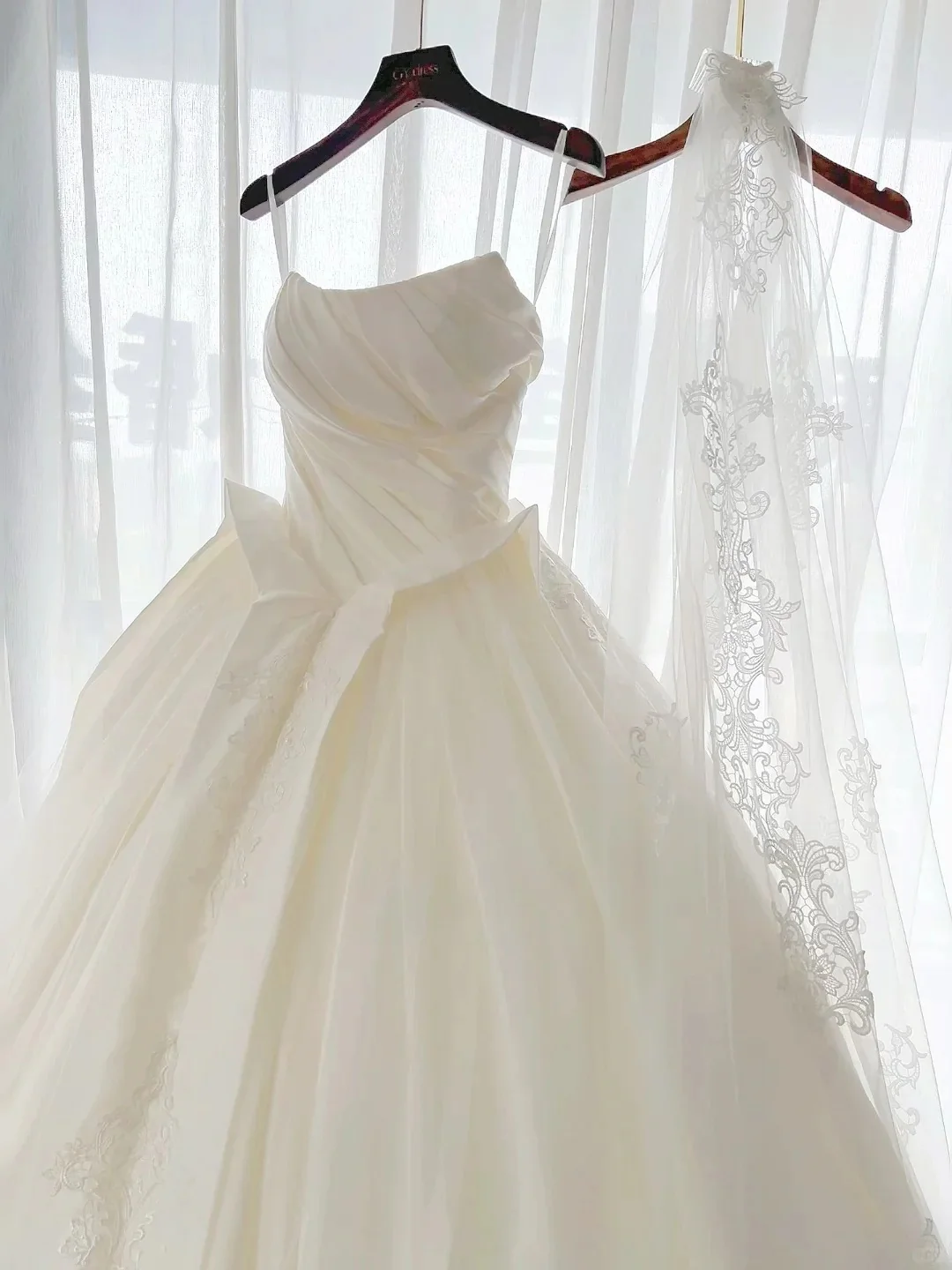 Timeless Strapless Ball Gown Tulle Wedding Dress Elegant Bridal Gown with Veil DP2892 - Deanwangkt
