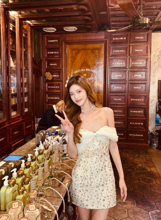 Elegant Off-the-shoulder Sheath Satin Diamond Short Birthday Dresses Sexy Homecoming Dresses DP3006 - Deanwangkt