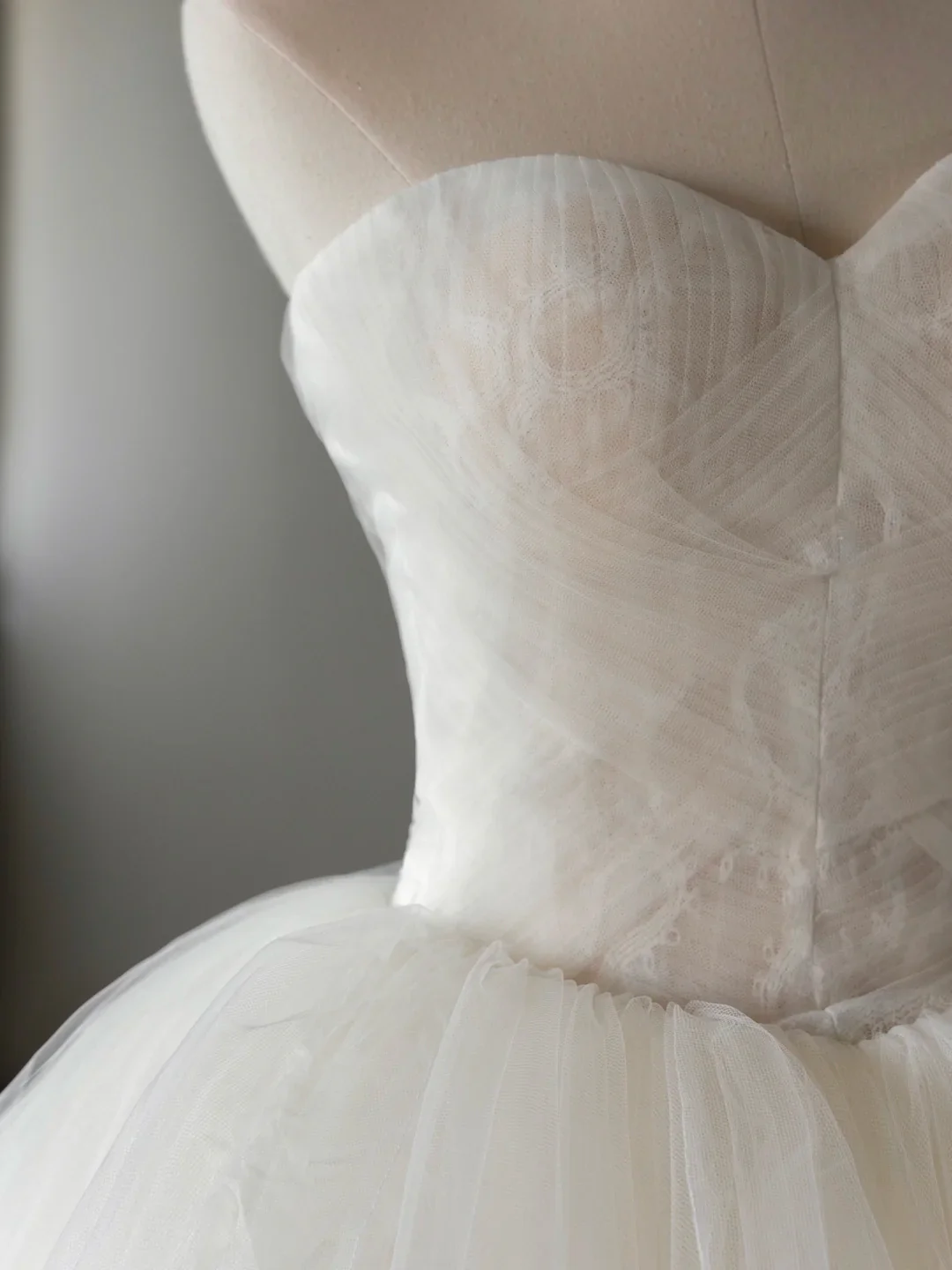 Princess Bridal Dress Ball Gown Sweetheart Tulle Wedding Dress With Ruffles White Wedding Dresses Simple Wedding Gowns DH1553 - Deanwangkt