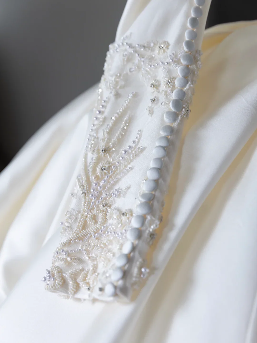 Princess Bridal Dress Ball Gown V Neck Long Sleeves White Wedding Dress With Ruffles Beads White Wedding Dresses Modest Wedding Gowns DH1563 - Deanwangkt