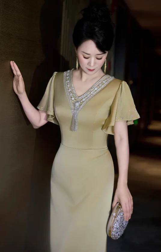 Elegant V-neck Sheath Olive Green Mother of the Bride Dress Rhinestone Satin Green Evening Dress DP3708 - Deanwangkt