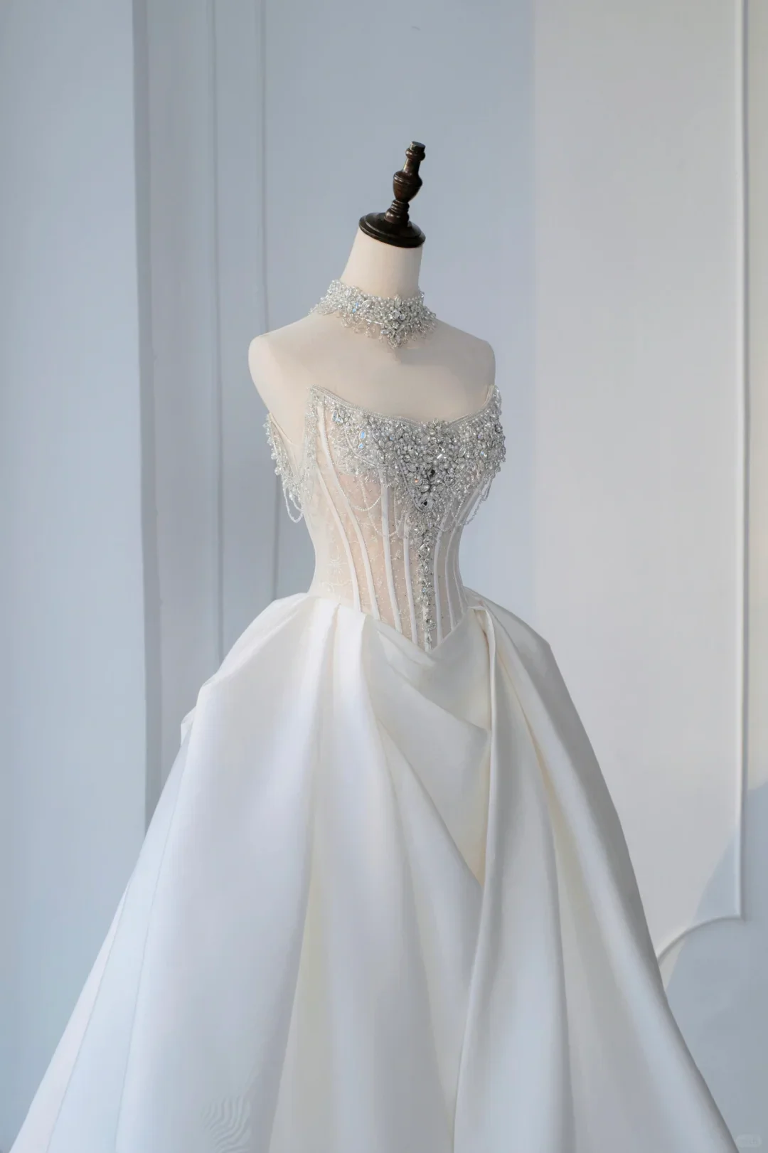 Timeless Bridal Gown Ball Gown Strapless Satin Silver Beads Sleeveless Long White Wedding Dresses Elegant Bridal Gowns DH888 - Deanwangkt