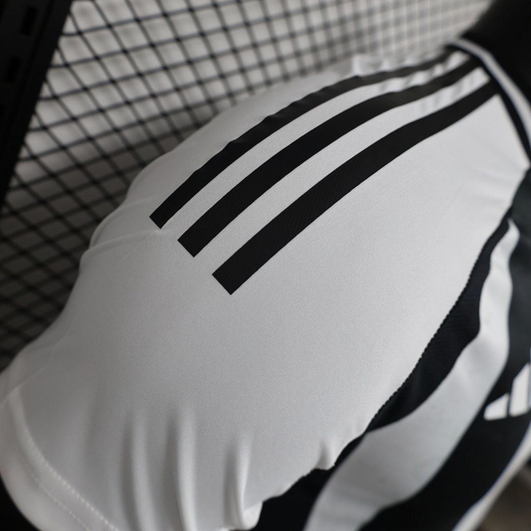 Player Version Juventus Home Jersey 2024/25